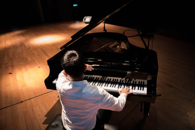 Comment avoir la bonne posture de mains et du corps au piano ?