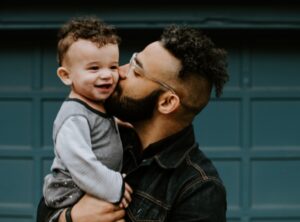 un homme embrasse son enfant après un test de paternité
