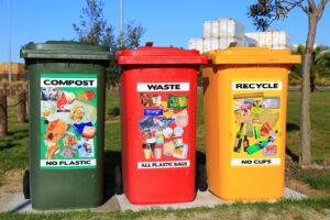 poubelles rouges, jaunes et vertes