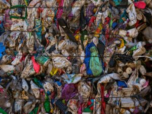 Un gros tas d'ordures posé à côté d'une clôture métallique