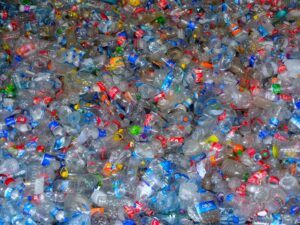 Un tas de bouteilles en plastique remplies d'eau
