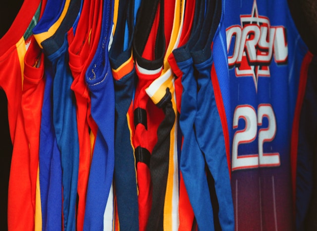 Les marques incontournables de maillots de basket