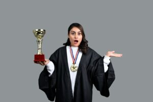 une personne tenant un trophée