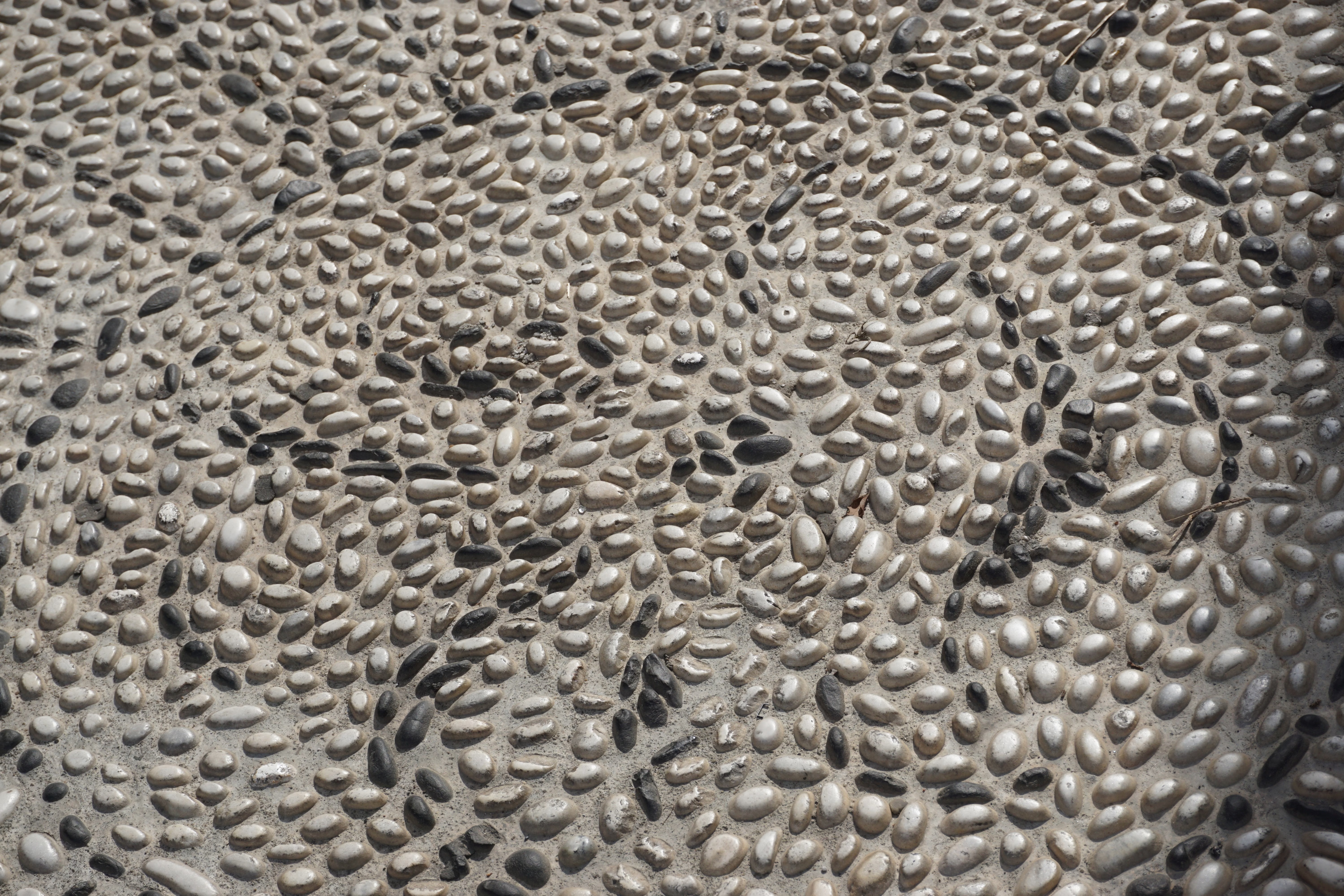 Moquette de pierre : les paramètres techniques d&rsquo;une installation qui tient dans le temps